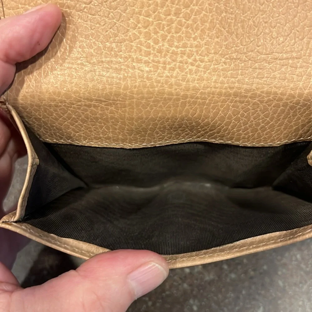 Gucci Compact Beige Leather Wallet with Gold Logo - Picture 3 of 9